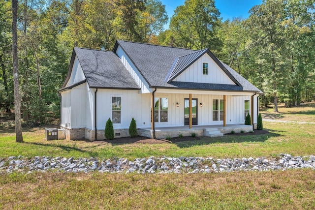 modern farmhouse style home with a front lawn