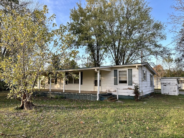 view of front of house featuring a front lawn and covered porch