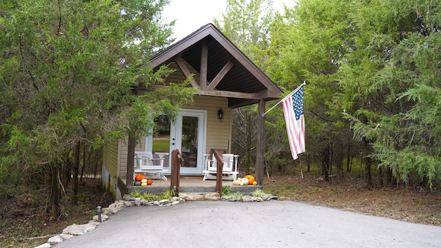 view of front of property featuring an outdoor structure