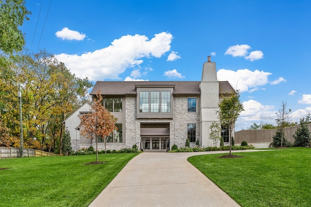 view of front facade featuring a front lawn