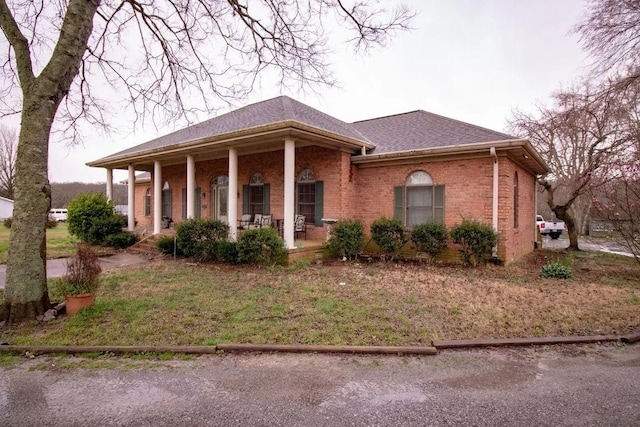 view of front facade with a porch and a front lawn