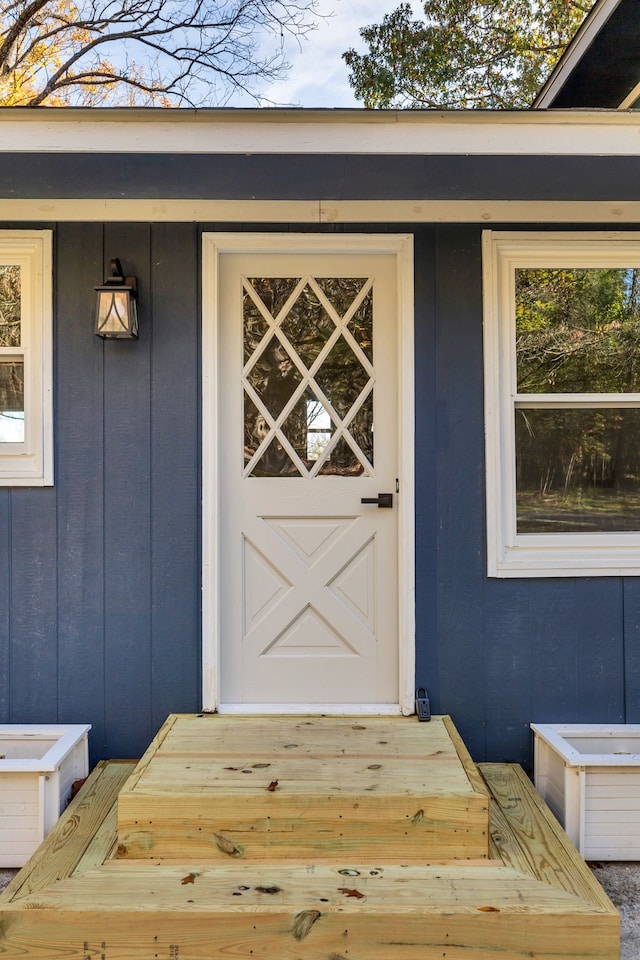 view of exterior entry featuring covered porch