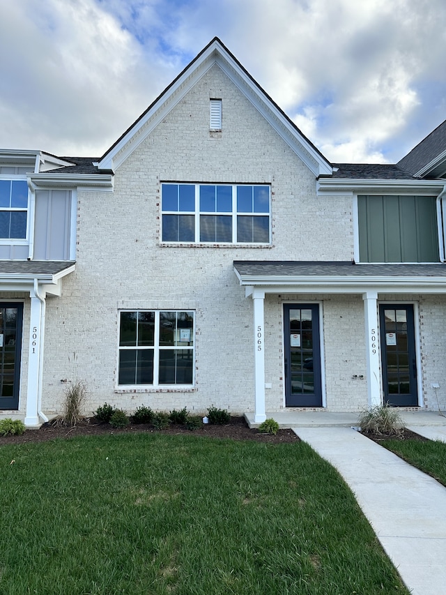 view of front of house featuring a front yard