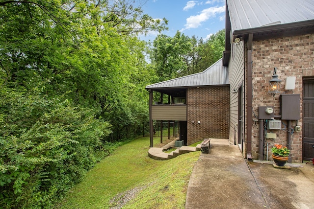 view of side of property featuring a lawn