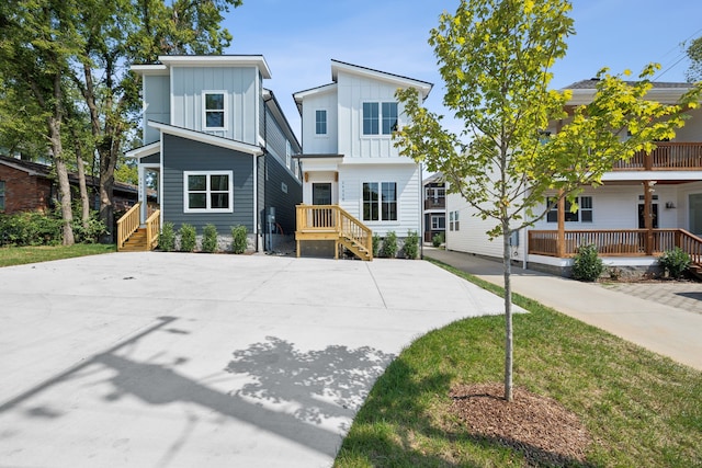 view of front of home featuring a front yard