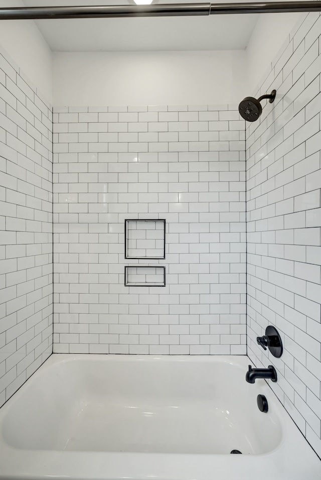 bathroom featuring tiled shower / bath