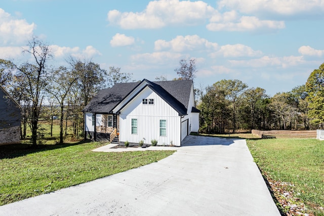 view of side of property featuring a lawn