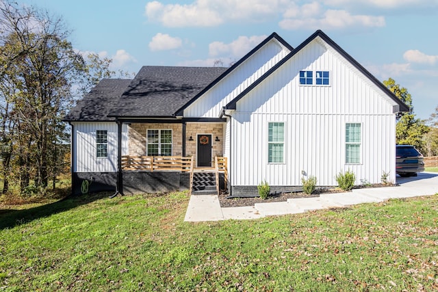 view of front facade with a front yard