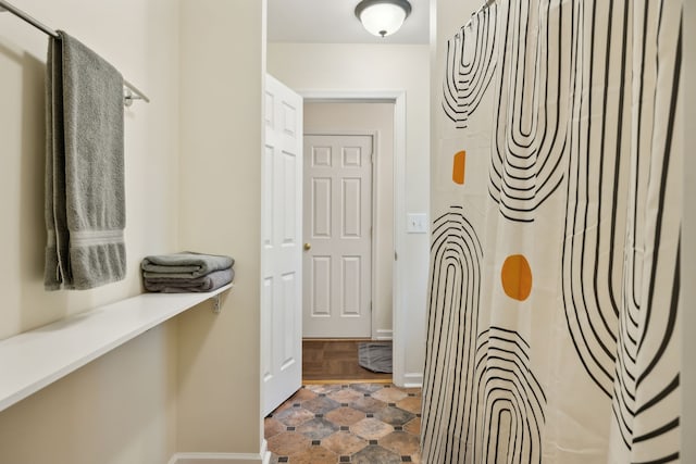 bathroom featuring a shower with shower curtain