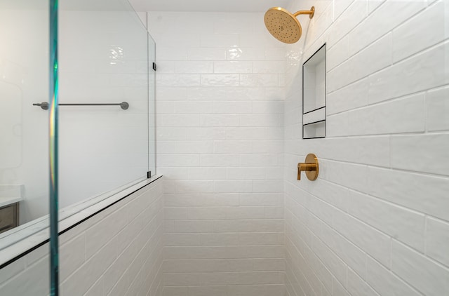 bathroom featuring a tile shower