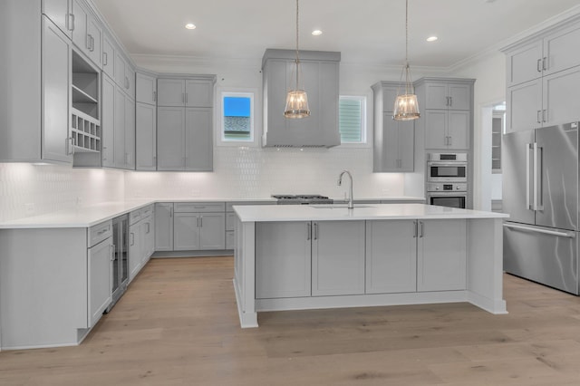 kitchen featuring wine cooler, a sink, appliances with stainless steel finishes, ornamental molding, and gray cabinets