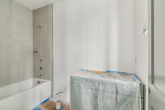 bathroom with tiled shower / bath