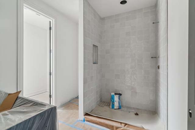 bathroom featuring a tile shower