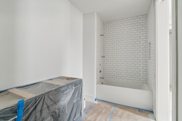 bathroom featuring tiled shower / bath