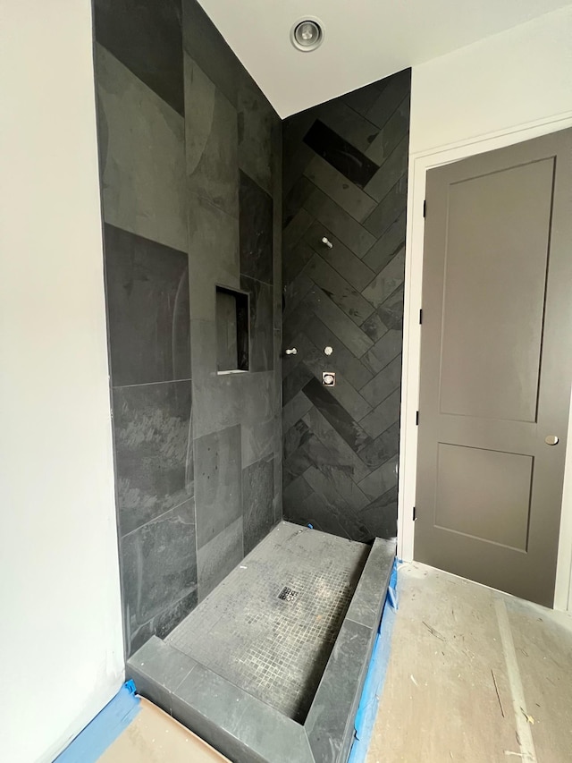 full bathroom featuring a tile shower