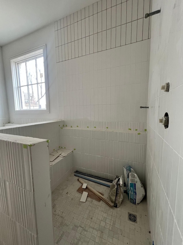 bathroom featuring tile walls