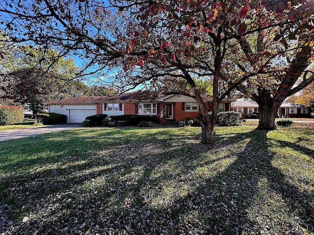 single story home featuring a front yard