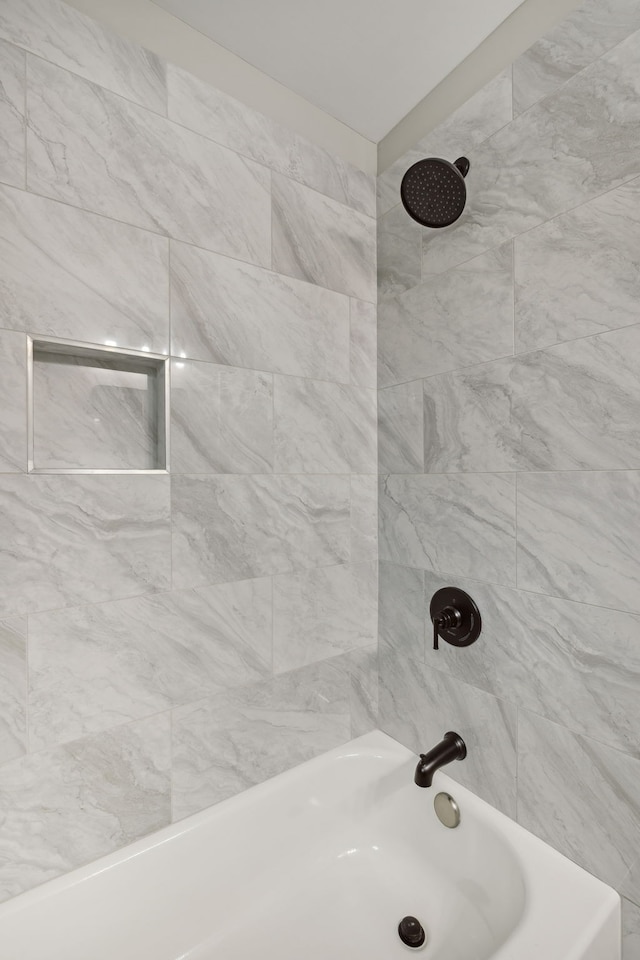 bathroom featuring tiled shower / bath combo