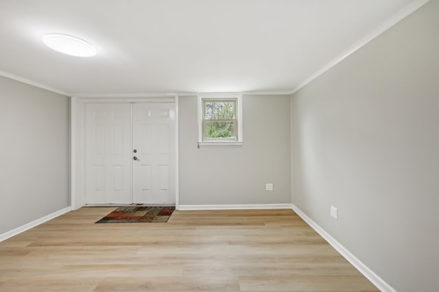 foyer entrance featuring light hardwood / wood-style floors and crown molding