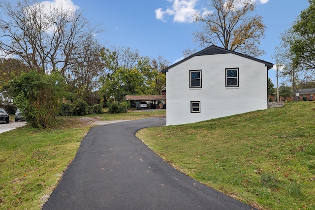 view of side of property featuring a lawn