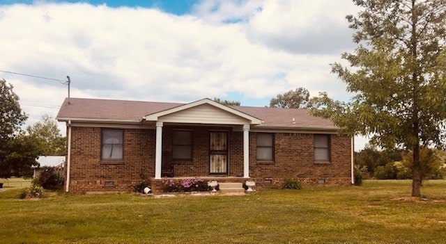 view of front of property with a front lawn