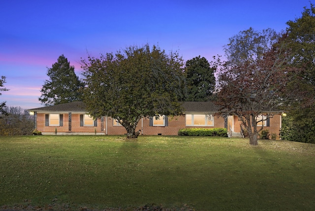 view of front facade with a lawn