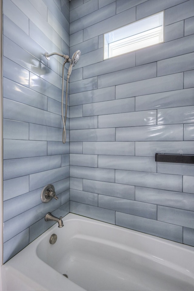 bathroom with tiled shower / bath combo