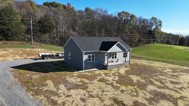 view of front of home featuring a front lawn