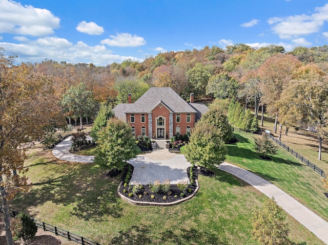 view of front of property featuring a front yard