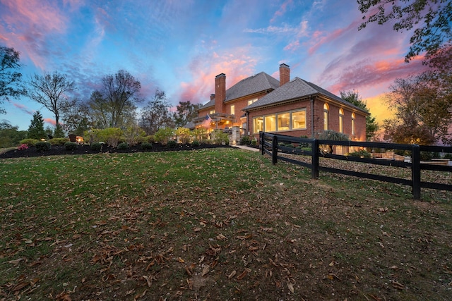 view of yard at dusk