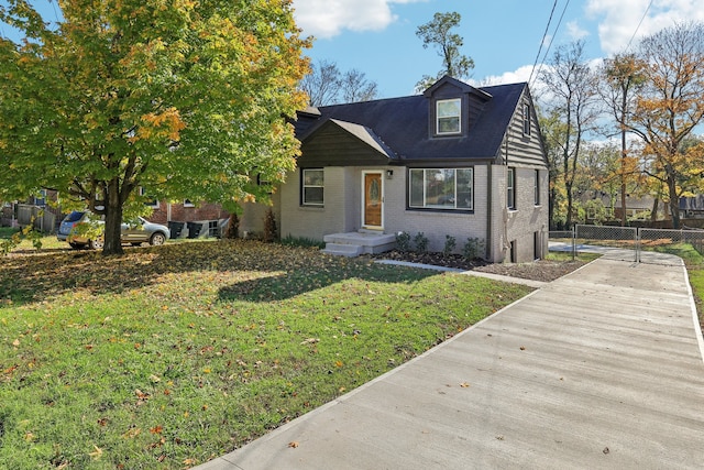 view of front facade with a front yard