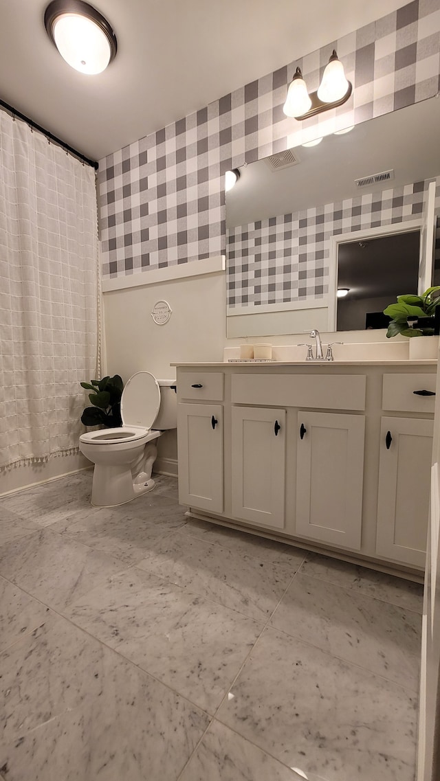 bathroom with toilet, a shower with curtain, and vanity