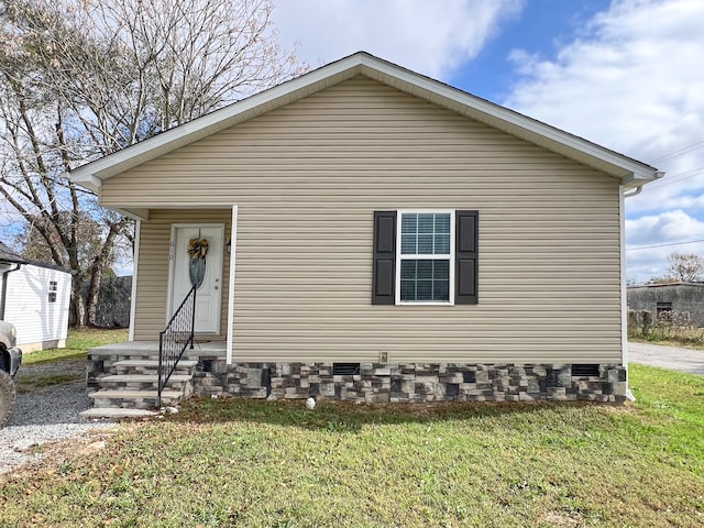 view of front of house featuring a front lawn