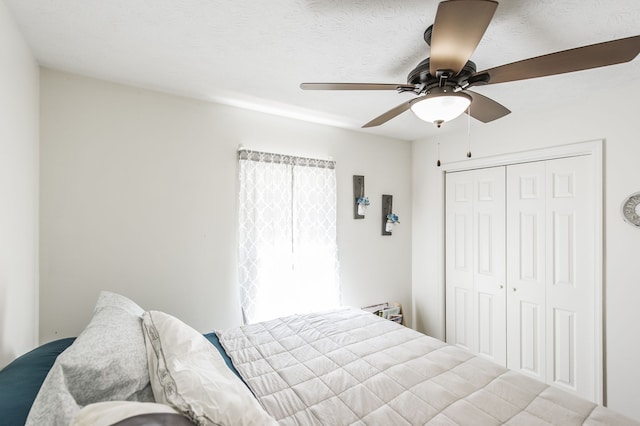 bedroom featuring a closet, a textured ceiling, and ceiling fan