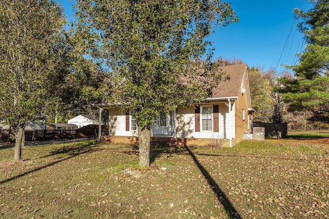 view of front of property featuring a front yard