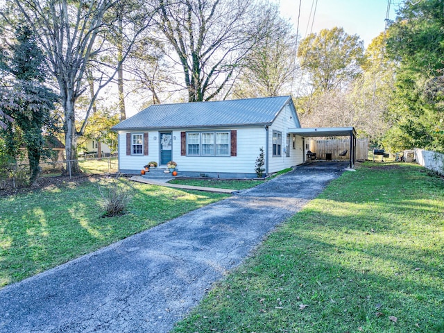 view of front of house featuring a carport and a front yard