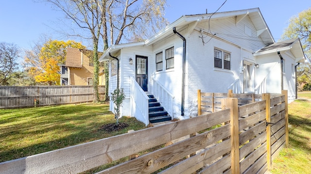 view of front of home featuring a front yard