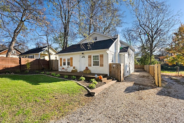 view of front of property featuring a front lawn