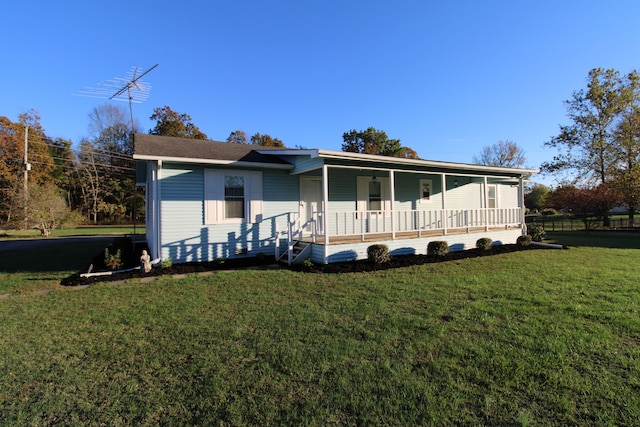 view of front of property featuring a porch and a front lawn