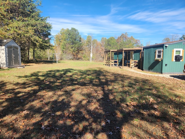 view of yard with a storage unit