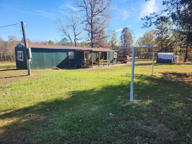 view of yard featuring an outdoor structure