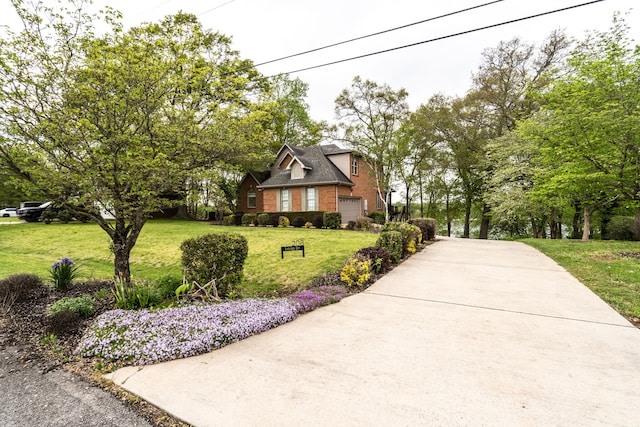 view of front of house featuring a front lawn