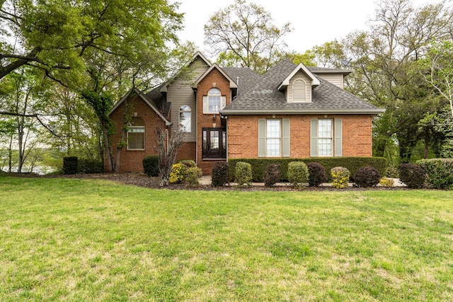 view of front of property featuring a front lawn