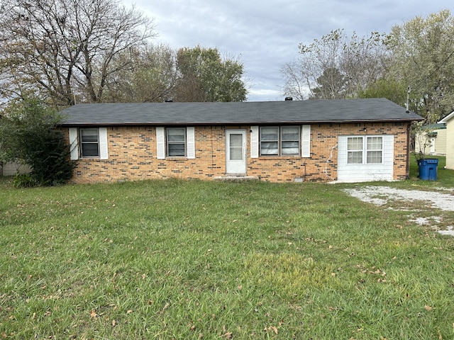 ranch-style house featuring a front yard