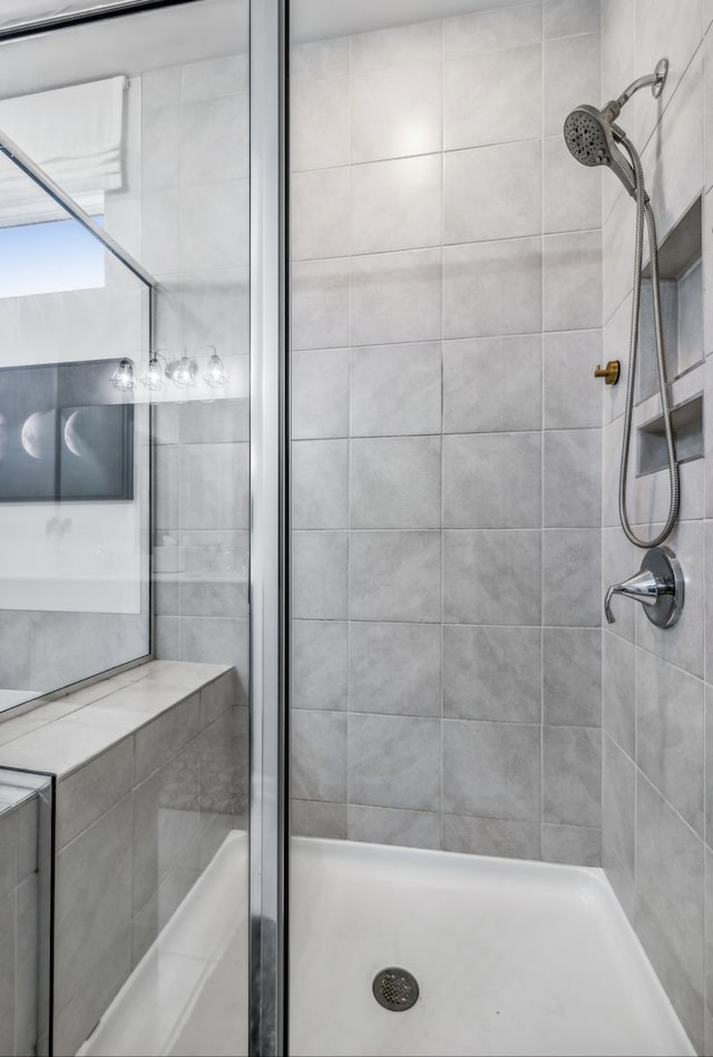 bathroom featuring tiled shower