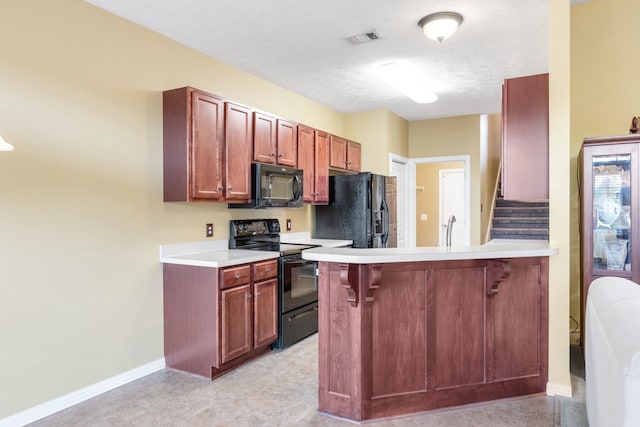 kitchen with sink, black appliances, kitchen peninsula, a kitchen bar, and a textured ceiling