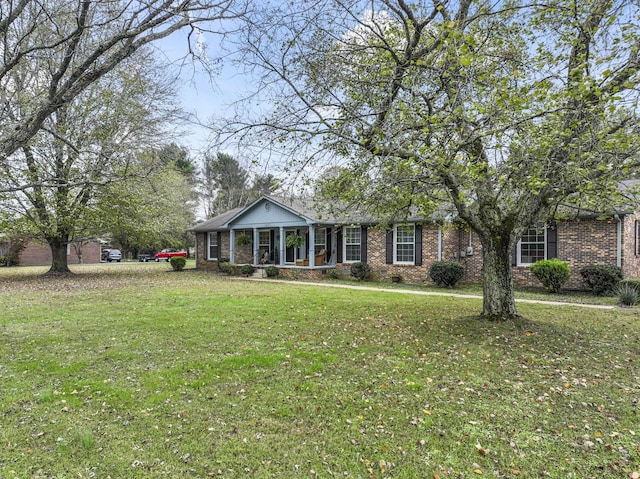 single story home featuring a front yard