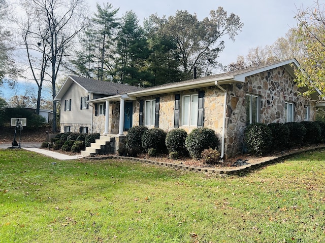 view of front of home featuring a front lawn