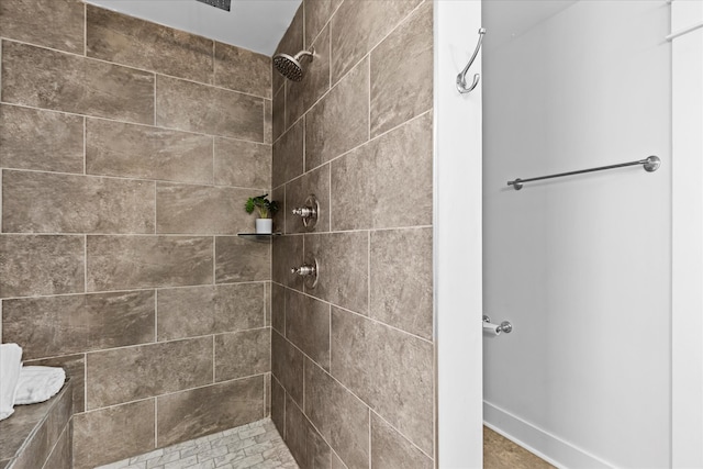 bathroom featuring a tile shower