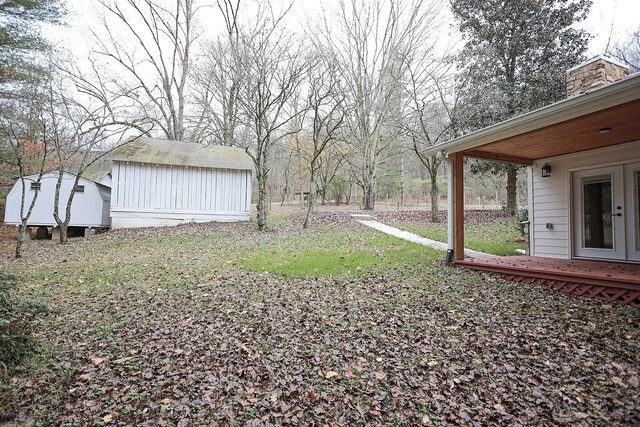 view of yard featuring a shed